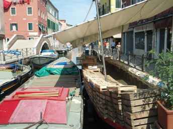 Groenteboer op het water in Venetie