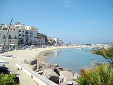 strand bij Forio, Ischia