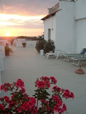 bloemen en een mooie zonsondergang in hotel
