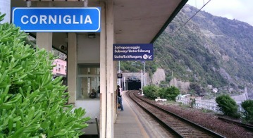 Corniglia - Het station ligt beneden aan de rots.