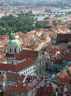 Praag Karelsbrug tijdens vakantie