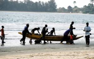 Vissersboot op het strand - Gambiaanse vissers