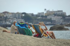 Italiaanse familie aan het strand tijdens de vakantie